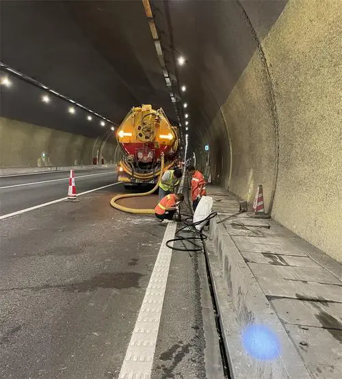 贡觉隧道排水渠清淤